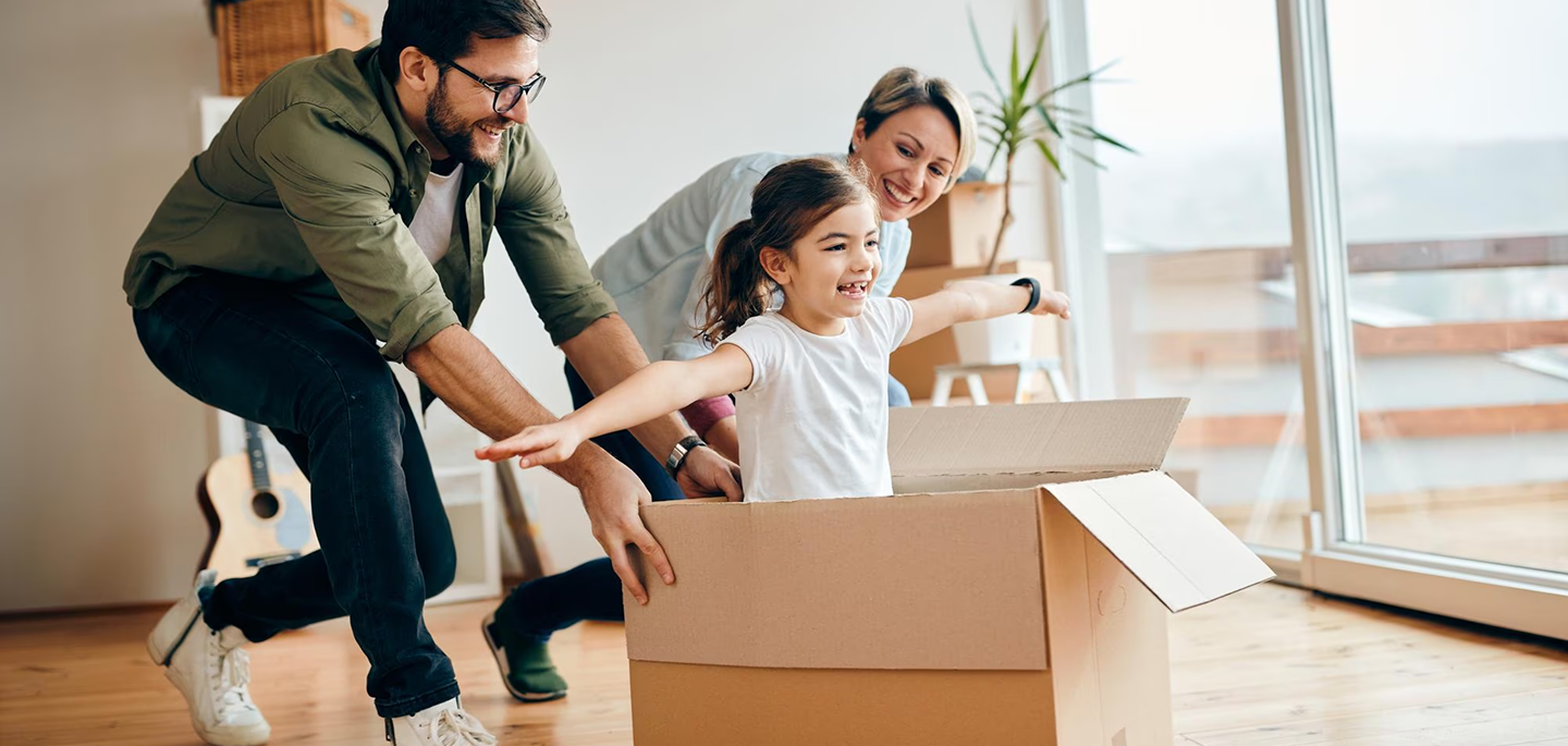 Familia feliz en su nuevo hogar